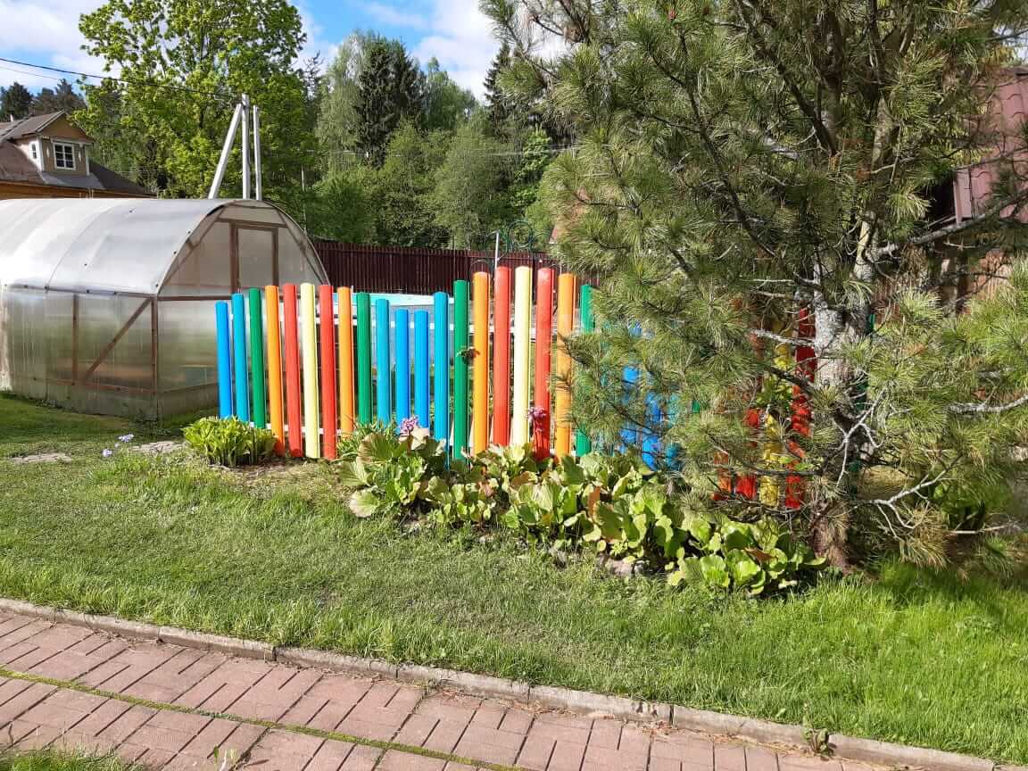 забор из разноцветного штакетника односторонний фото1 в Шымкенте