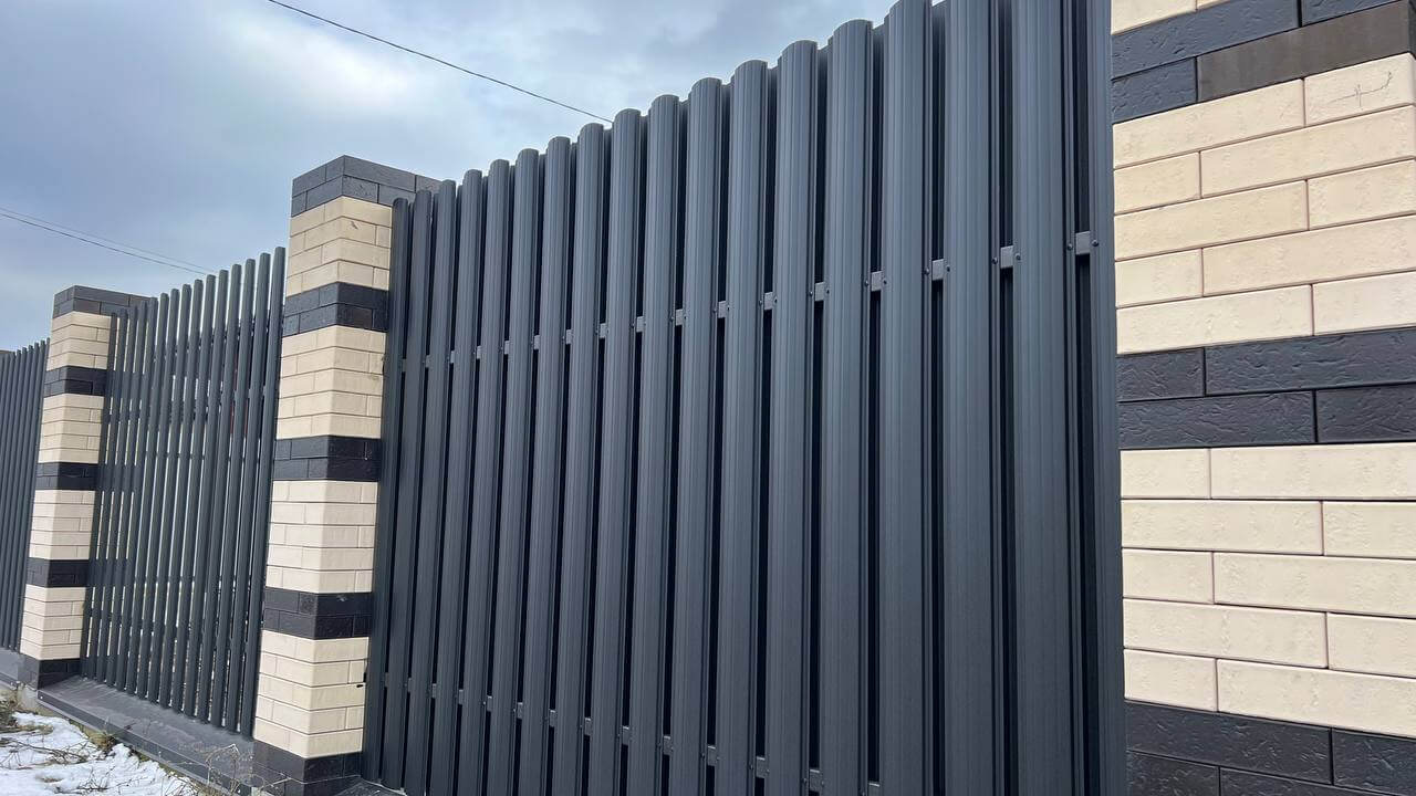 Забор из металлического штакетника RAL9005 Черный МАТТЕ фото 4 в Шымкенте