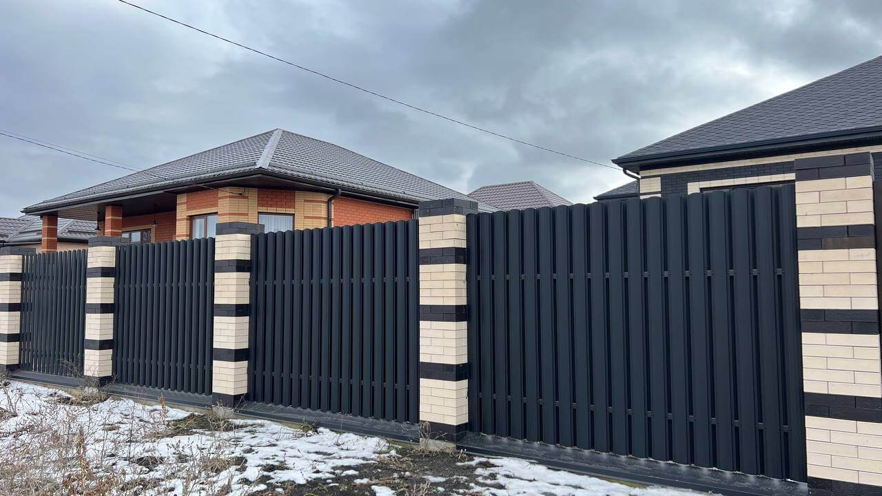 Забор из металлического штакетника RAL9005 Черный МАТТЕ в Шымкенте