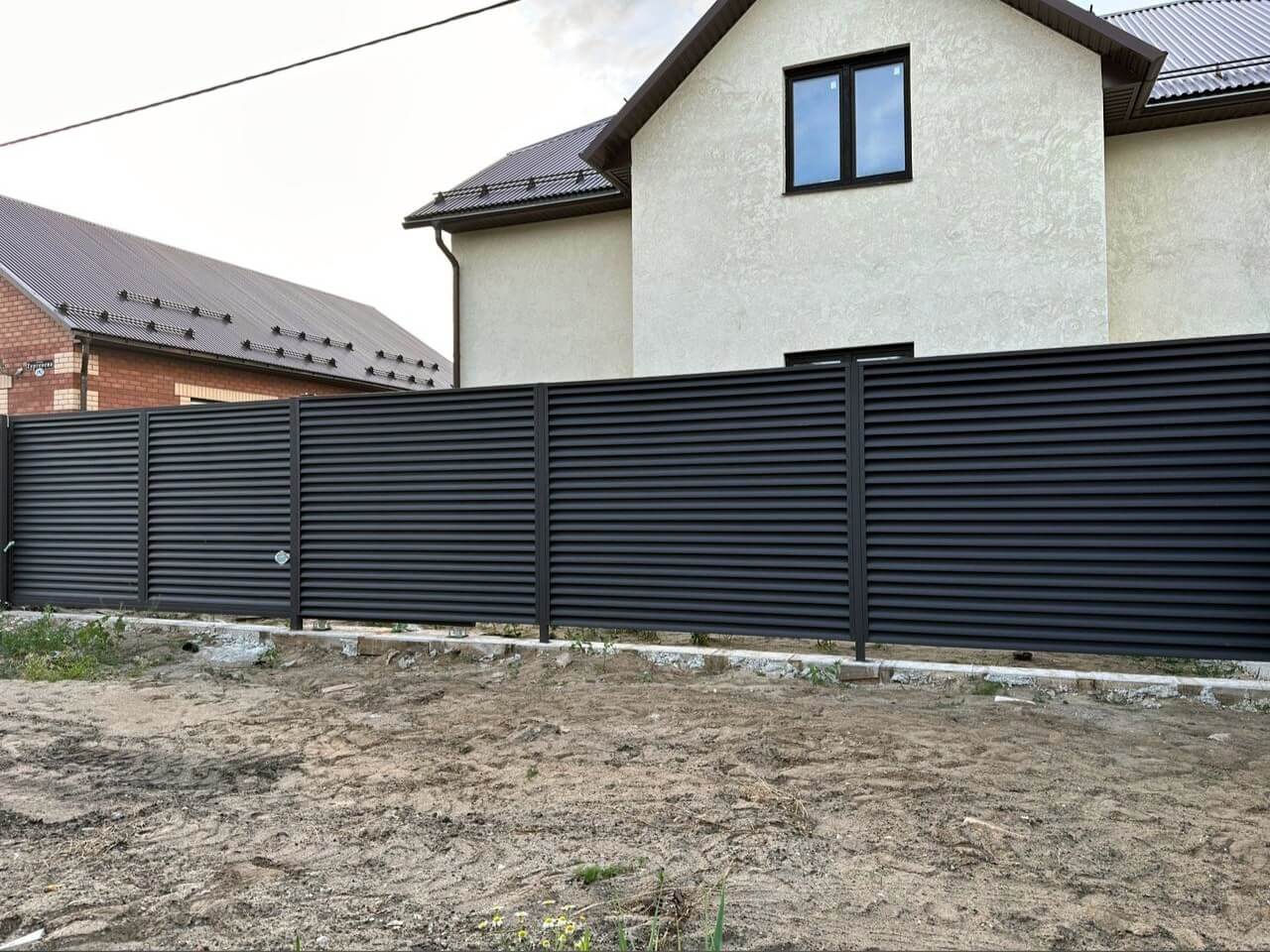 Забор с ламелями еврожалюзи 18м RAL8019/8019 Темный Шоколад МАТТЕ двусторонний фото 1 в Шымкенте
