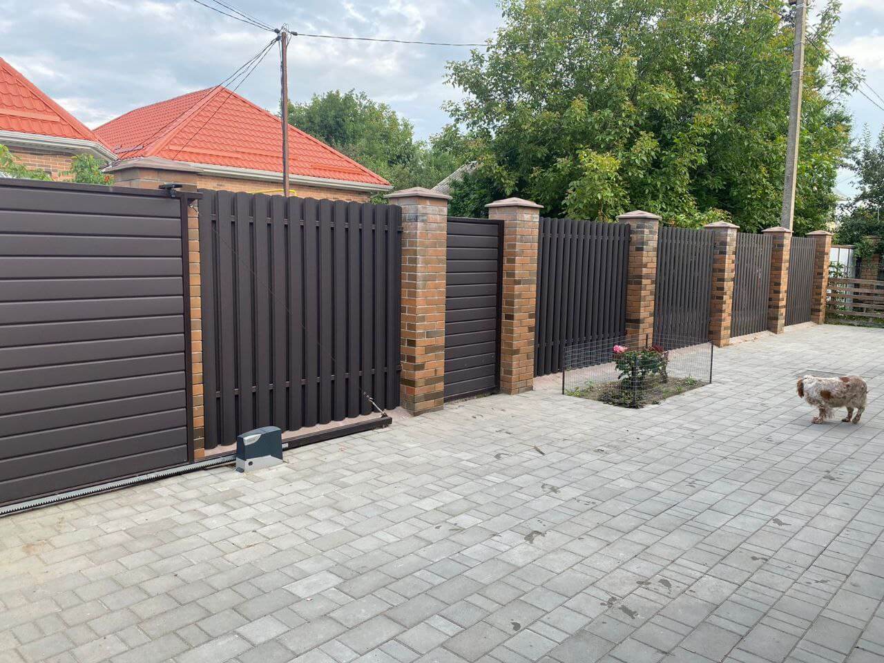 Забор из штакетника полукруглого 22м RAL8019 Темный Шоколад МАТТЕ фото 2 в Шымкенте