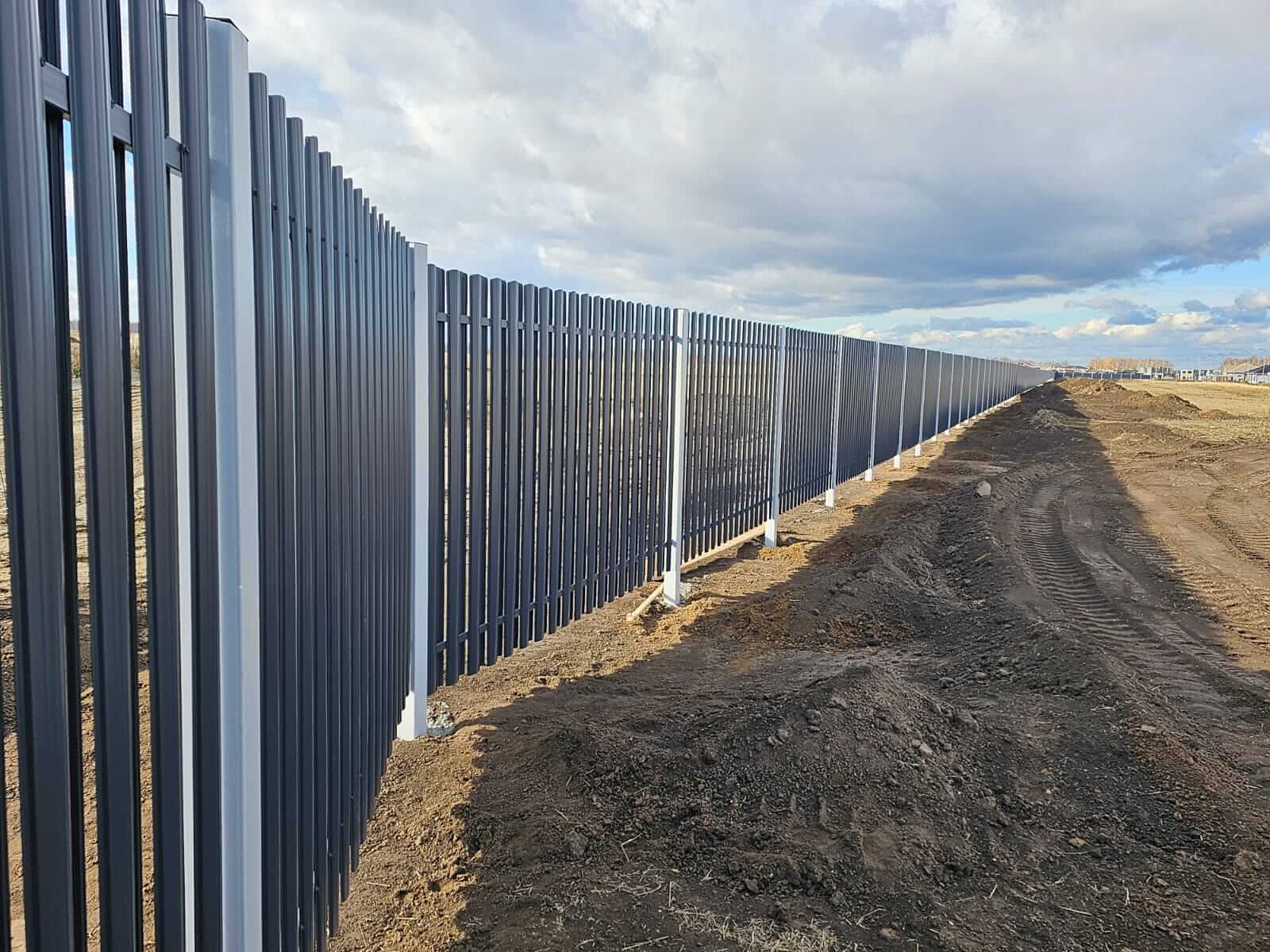 Забор из евроштакетника 234м RAL7024/7024 Серый Графит двусторонний фото 4 в Шымкенте
