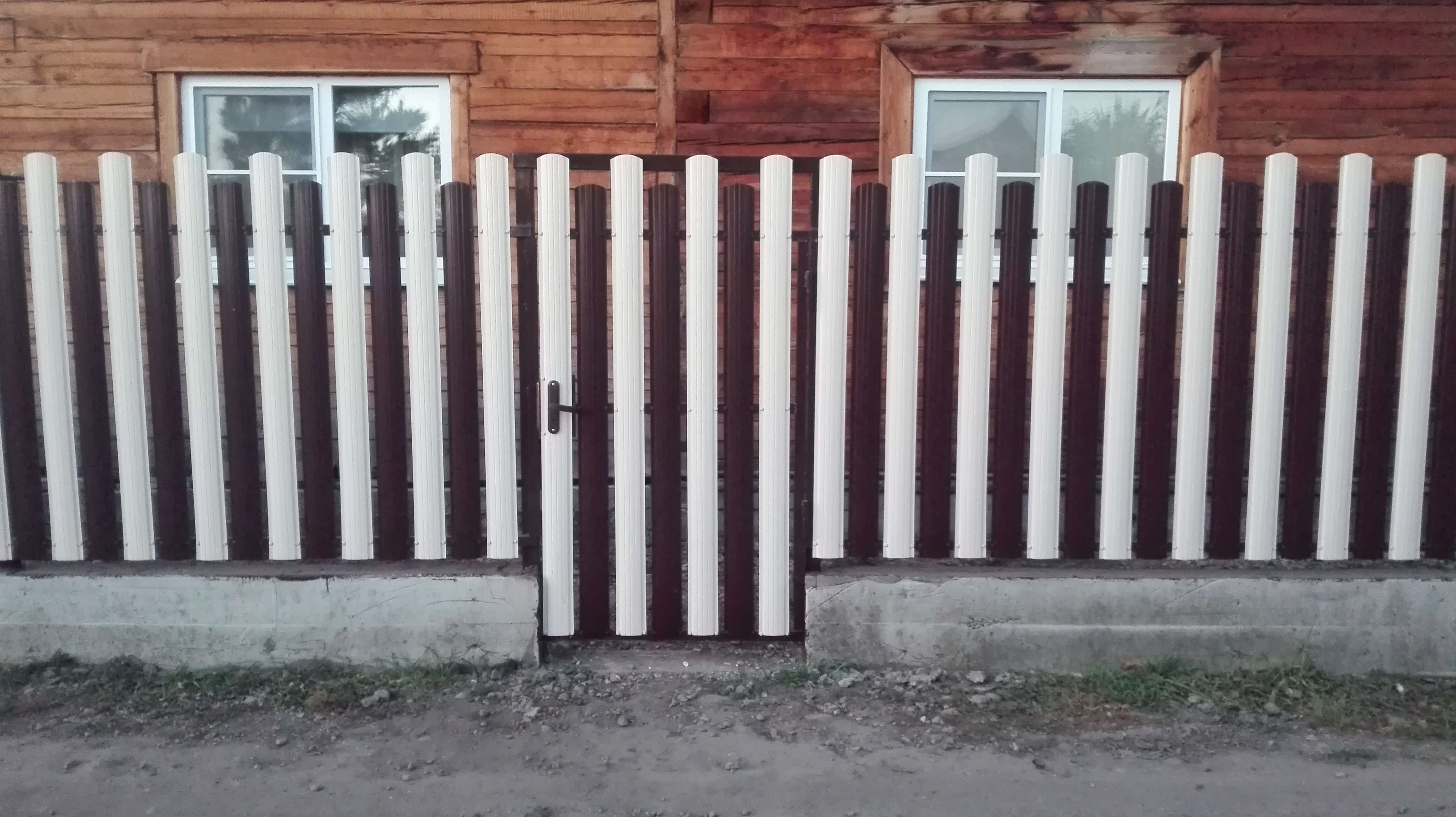 Двухцветный забор из евроштакетника 14м RAL8017 Шоколад + RAL9003 Белый в Шымкенте