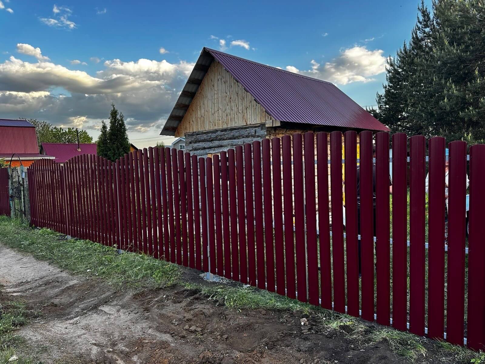 Забор из евроштакетника 28м RAL3005 Красное Вино фото 2 в Шымкенте