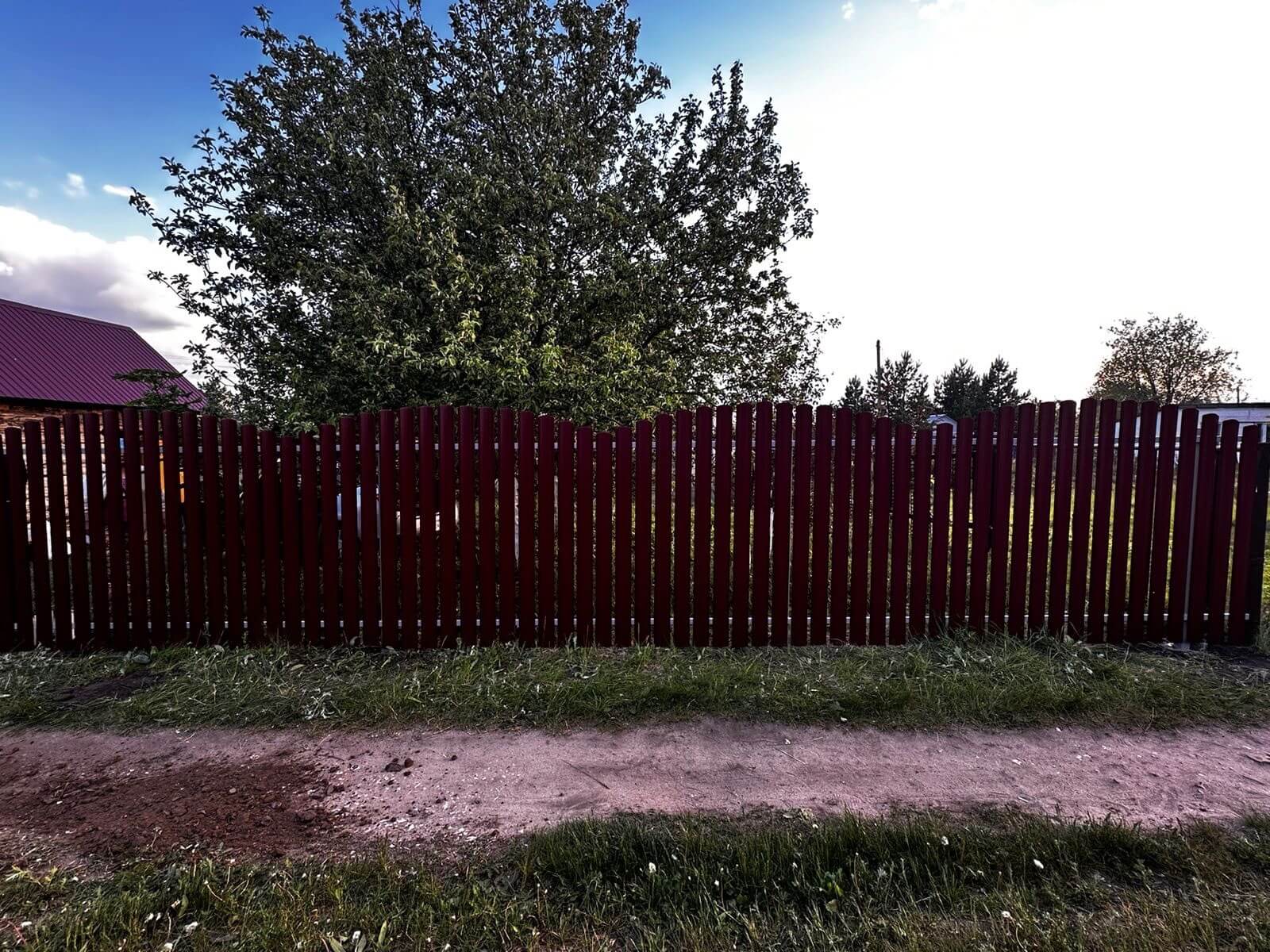 Забор из евроштакетника 28м RAL3005 Красное Вино фото 1 в Шымкенте