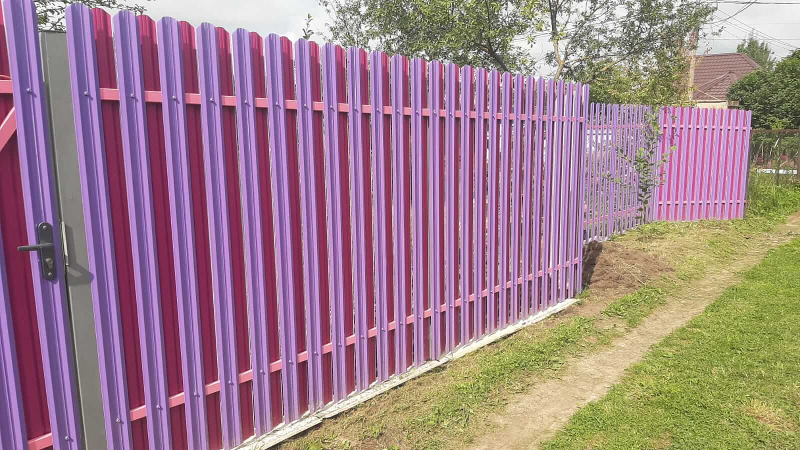 Двухцветный забор из евроштакетника 44м RAL4005 Сиреневый, RAL4006 Пурпурный фото 4 в Шымкенте