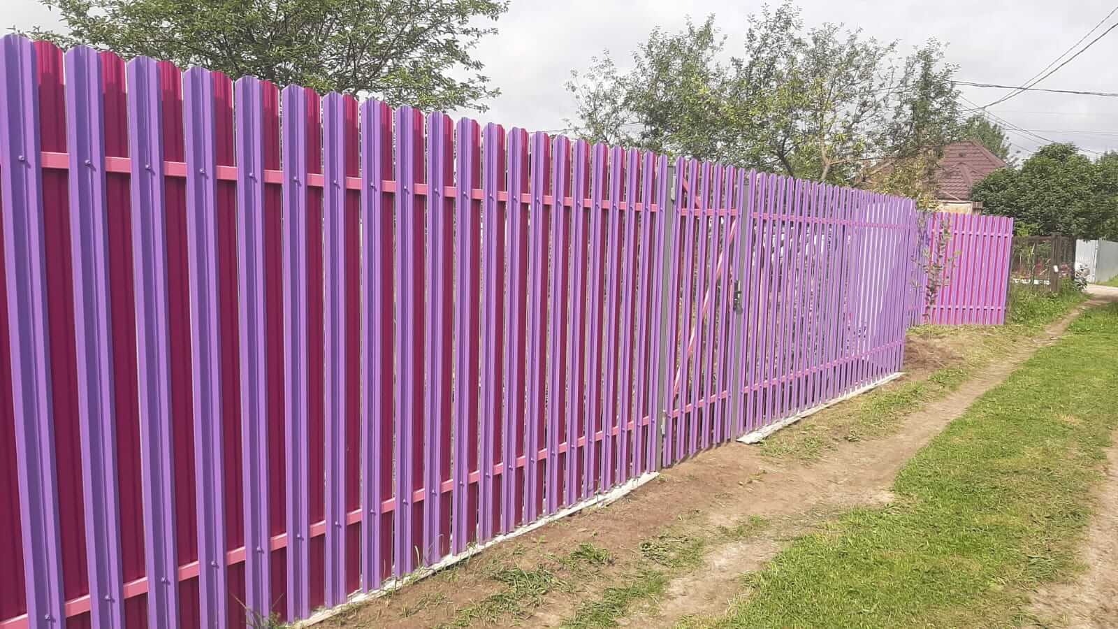 Двухцветный забор из евроштакетника 44м RAL4005 Сиреневый, RAL4006 Пурпурный фото 3 в Шымкенте