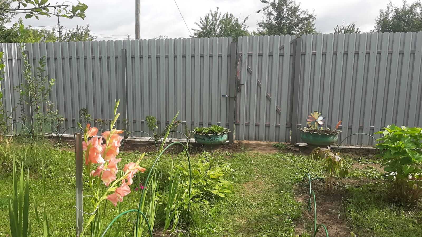 Двухцветный забор из евроштакетника 44м RAL4005 Сиреневый, RAL4006 Пурпурный фото 1 в Шымкенте