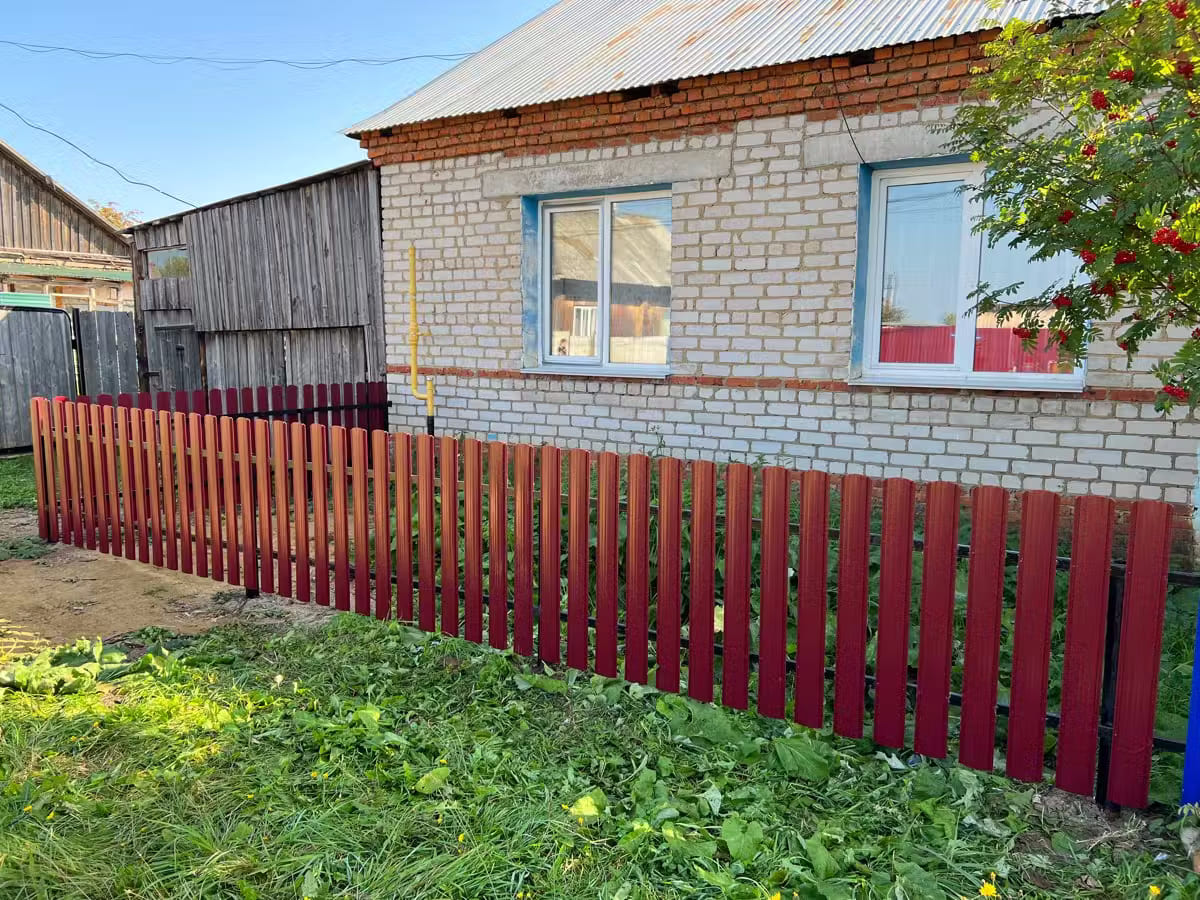 Забор из евроштакетника 9м RAL3005/3005 Красное Вино двусторонний в Шымкенте