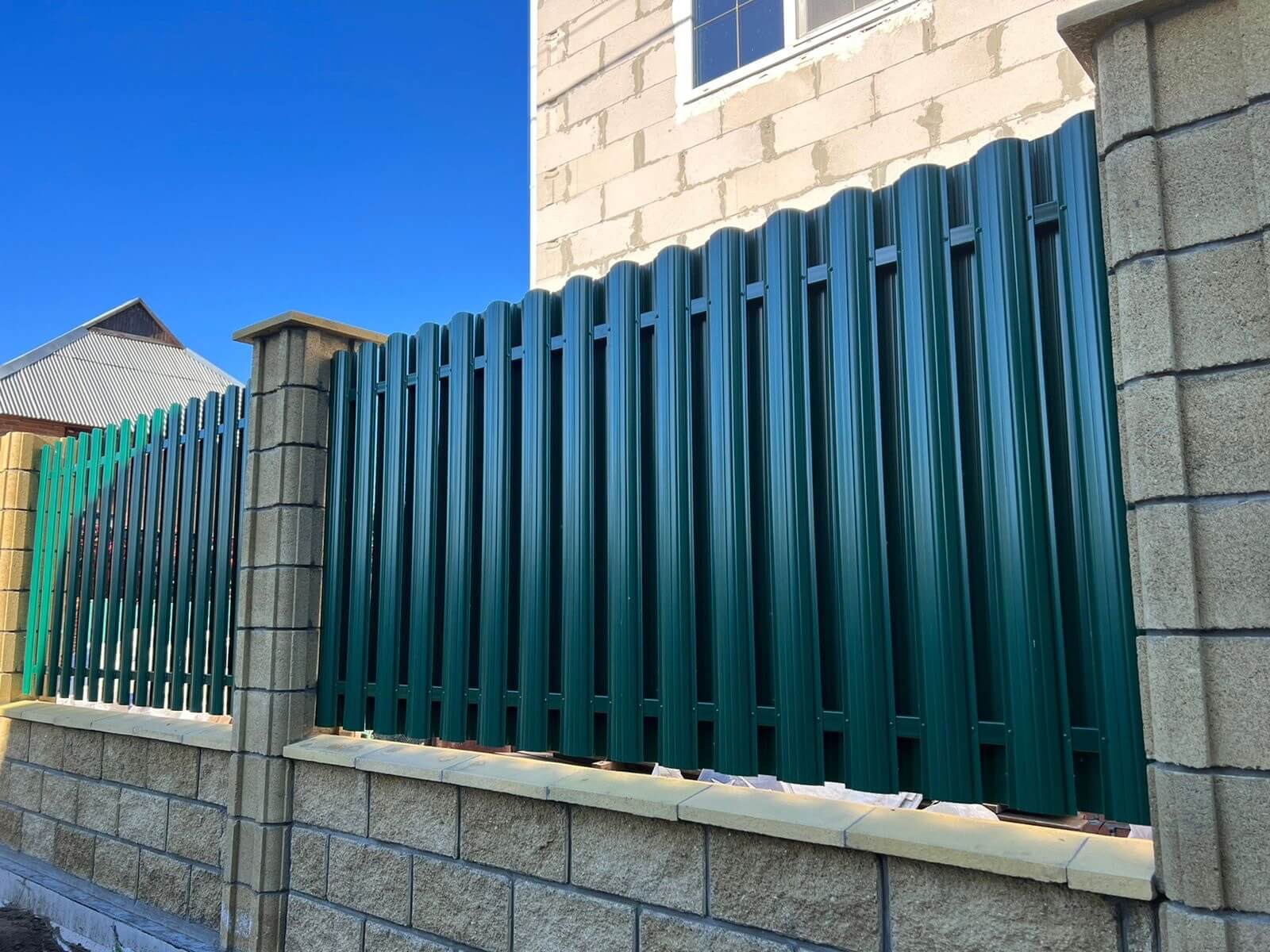 Забор из евроштакетника 22м RAL6005/6005 Зеленый Мох двусторонний фото 7 в Шымкенте