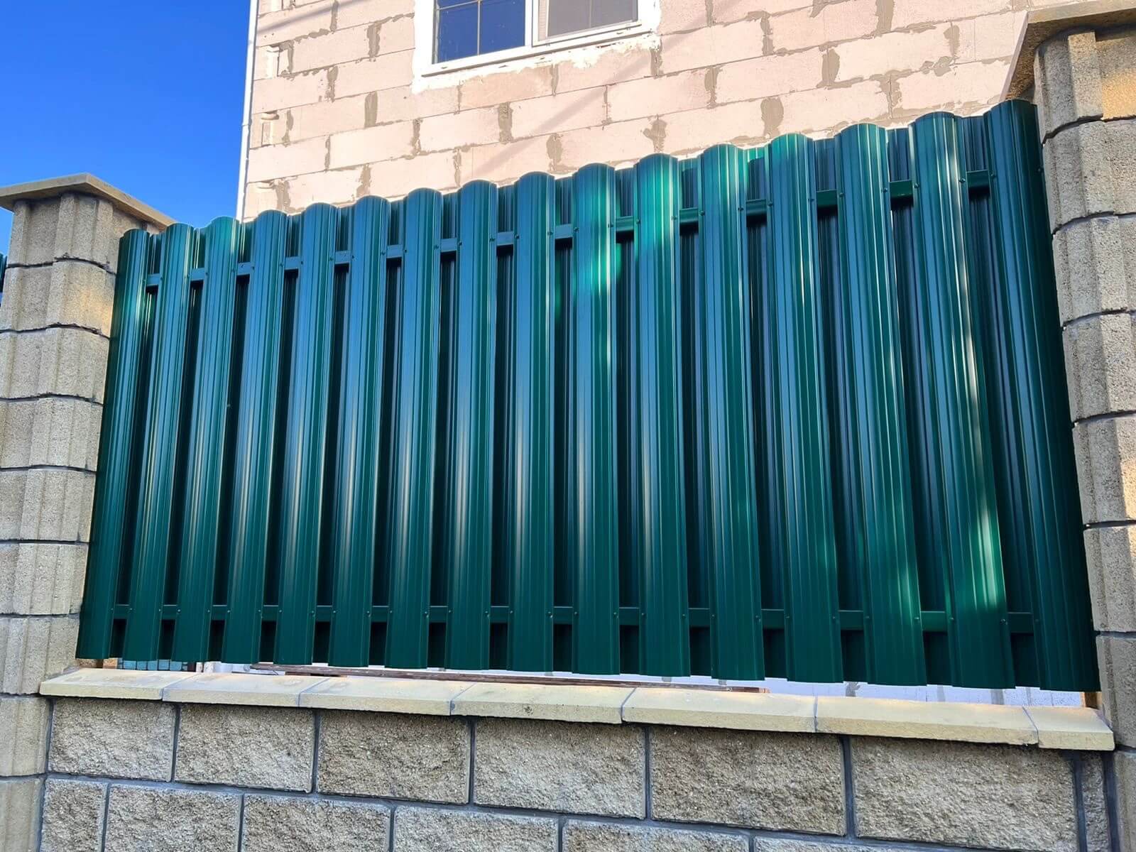 Забор из евроштакетника 22м RAL6005/6005 Зеленый Мох двусторонний фото 2 в Шымкенте