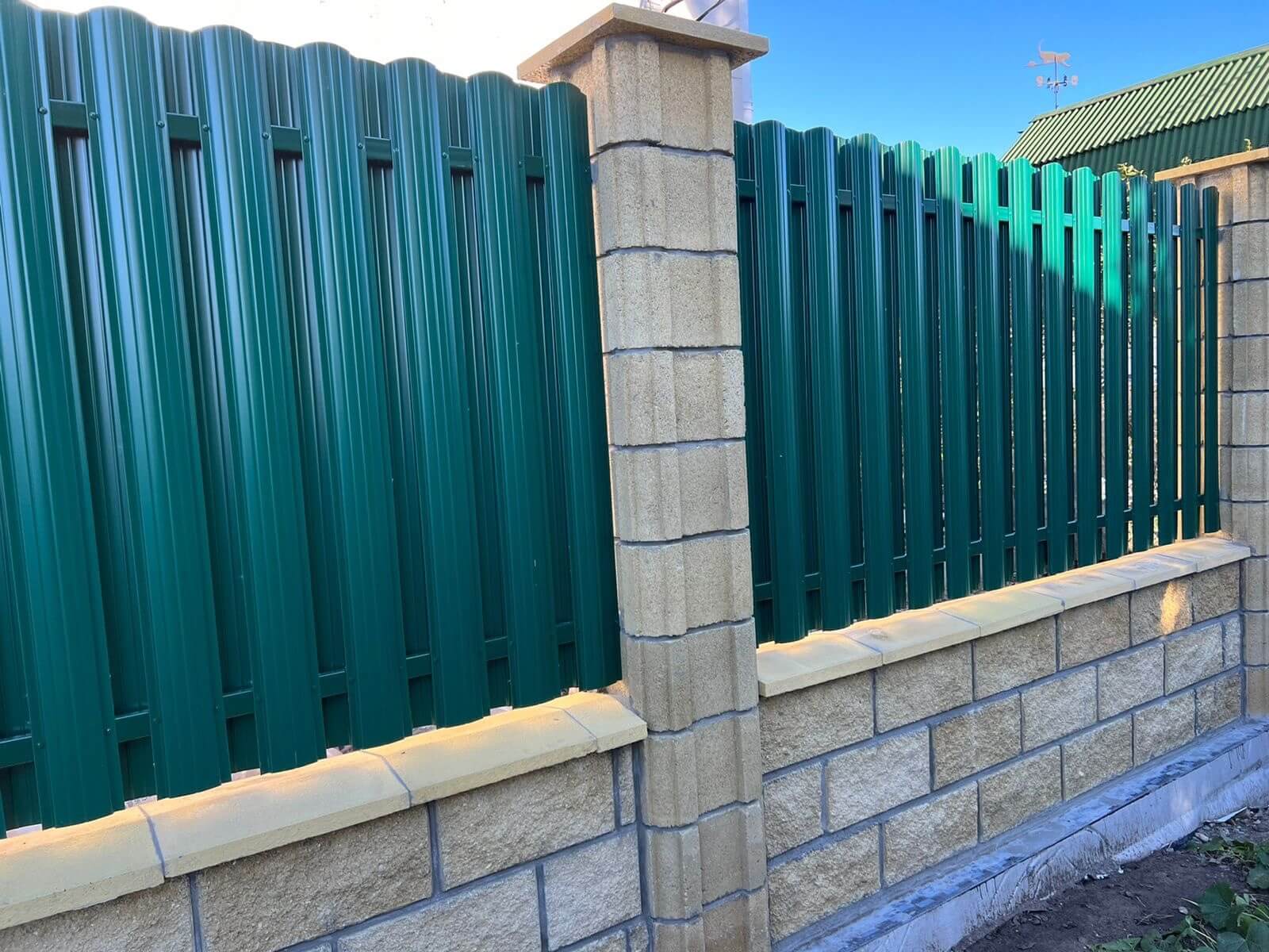Забор из евроштакетника 22м RAL6005/6005 Зеленый Мох двусторонний фото 1 в Шымкенте