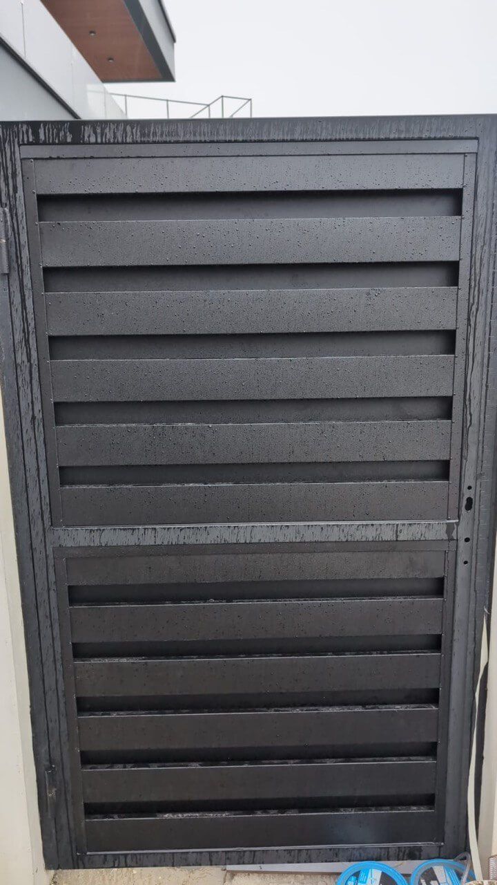 Откатные ворота с калиткой из металлопланкена RAL9005/9005 Черный двусторонний МАТТЕ фото 3 в Шымкенте