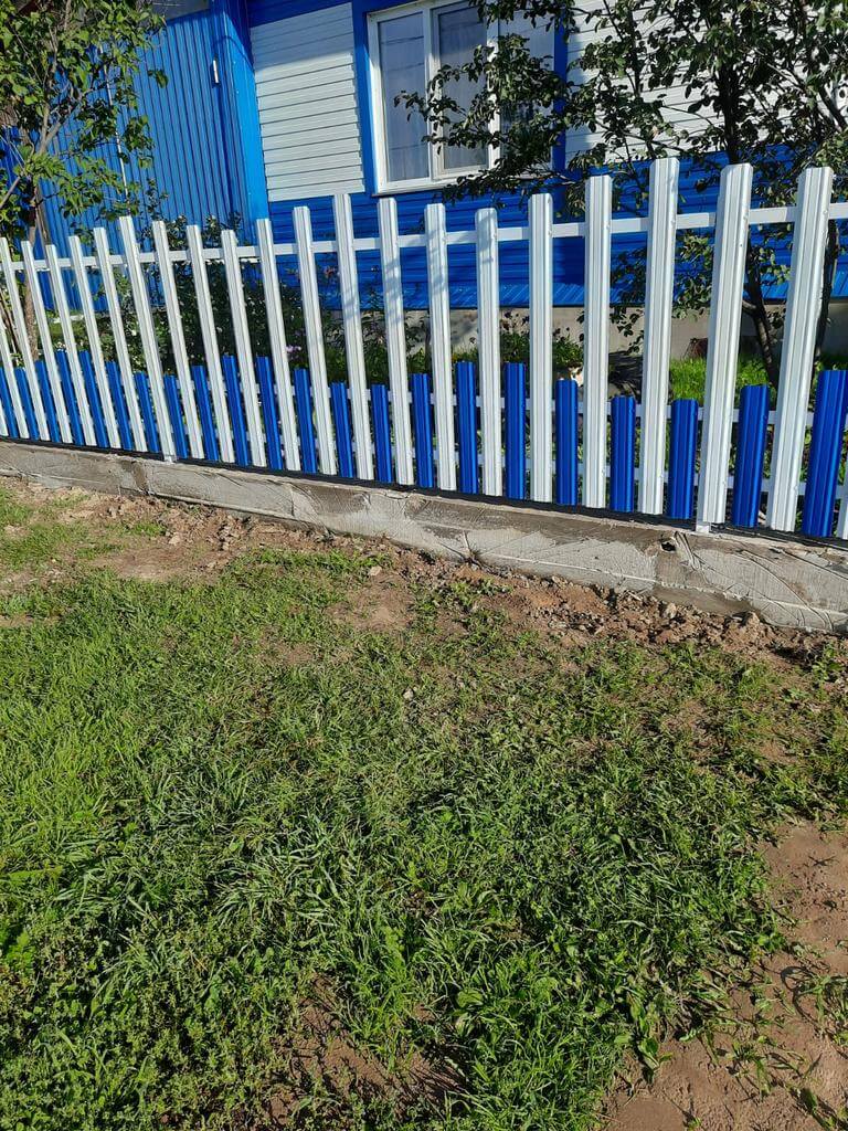 Забор из евроштакетника 14м RAL9003 Белый, RAL5005 Синий Сигнал фото 1 в Шымкенте