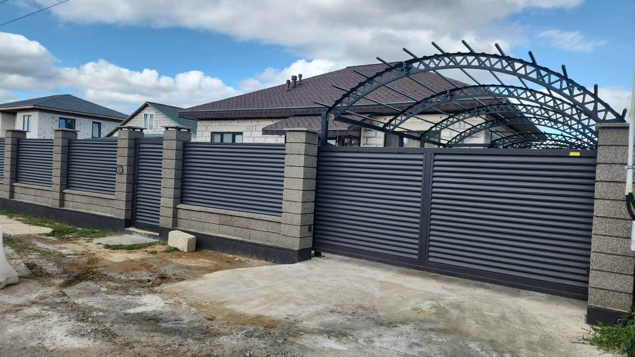 Забор-жалюзи из ламелей Реснички 27м RAL8019/8019 Темный Шоколад двусторонний МАТТЕ фото 2 в Шымкенте