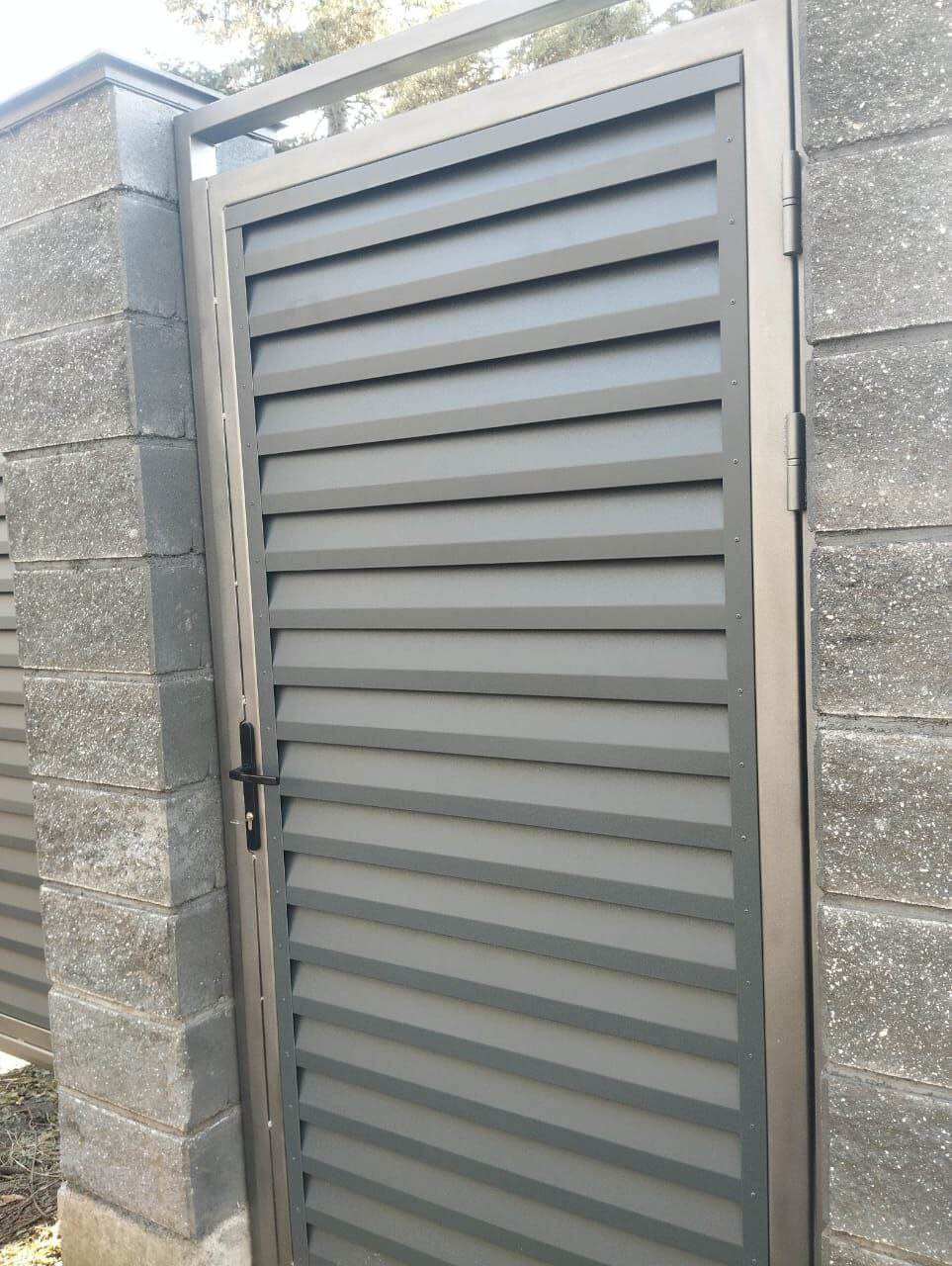 Откатные ворота с калиткой из ламелей Реснички RAL7024/7024 Серый Графит двусторонний МАТТЕ фото 2 в Шымкенте
