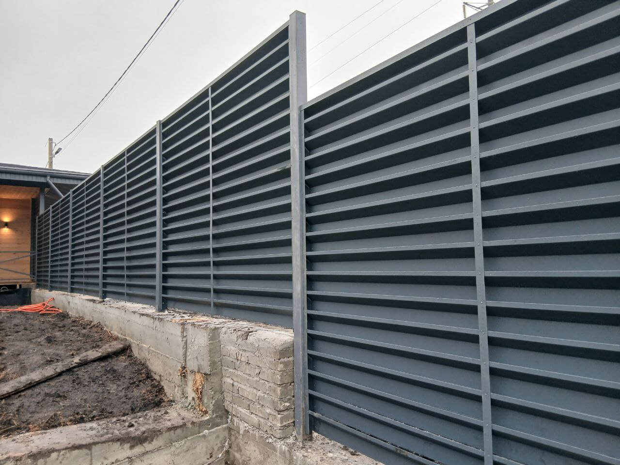Забор-жалюзи из ламелей Хай-Тек 37м RAL7024/7024 Серый Графит двусторонний МАТТЕ фото 6 в Шымкенте