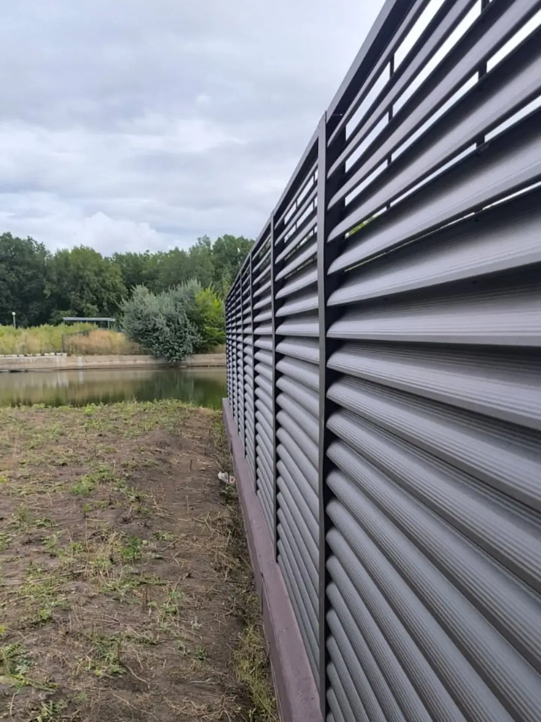 Забор-жалюзи из ламелей еврожалюзи 86м RAL8019/8019 Темный Шоколад двусторонний МАТТЕ фото 7 в Шымкенте