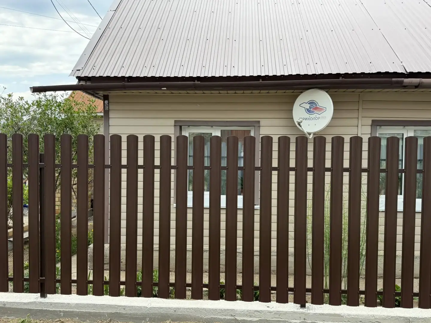 Комбинированный забор из ламелей ЭКО-Z-US и евроштакетника 18м RAL8017 Шоколад МАТТЕ, Полиэстер фото 3 в Шымкенте